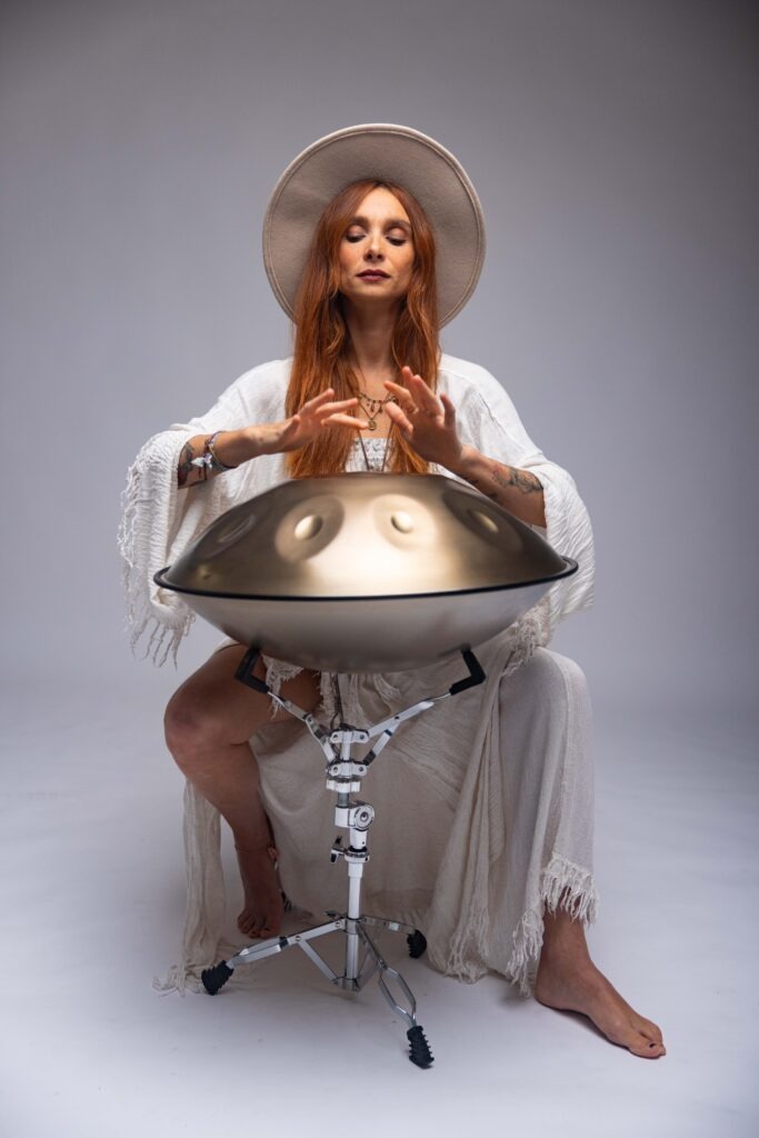 Una musicista suona l’handpan